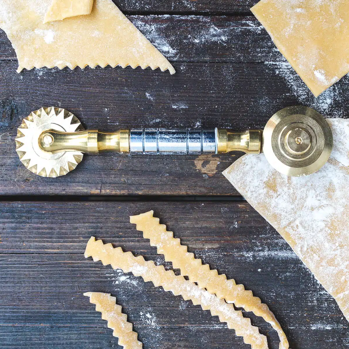 Teigrad mit 2 Messern