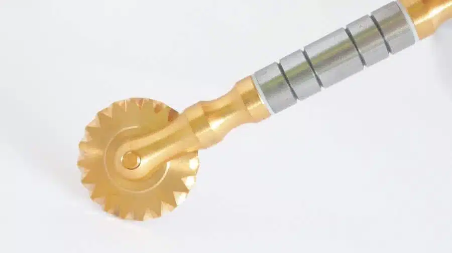 Teigrad mit 2 Messern – Bild 3