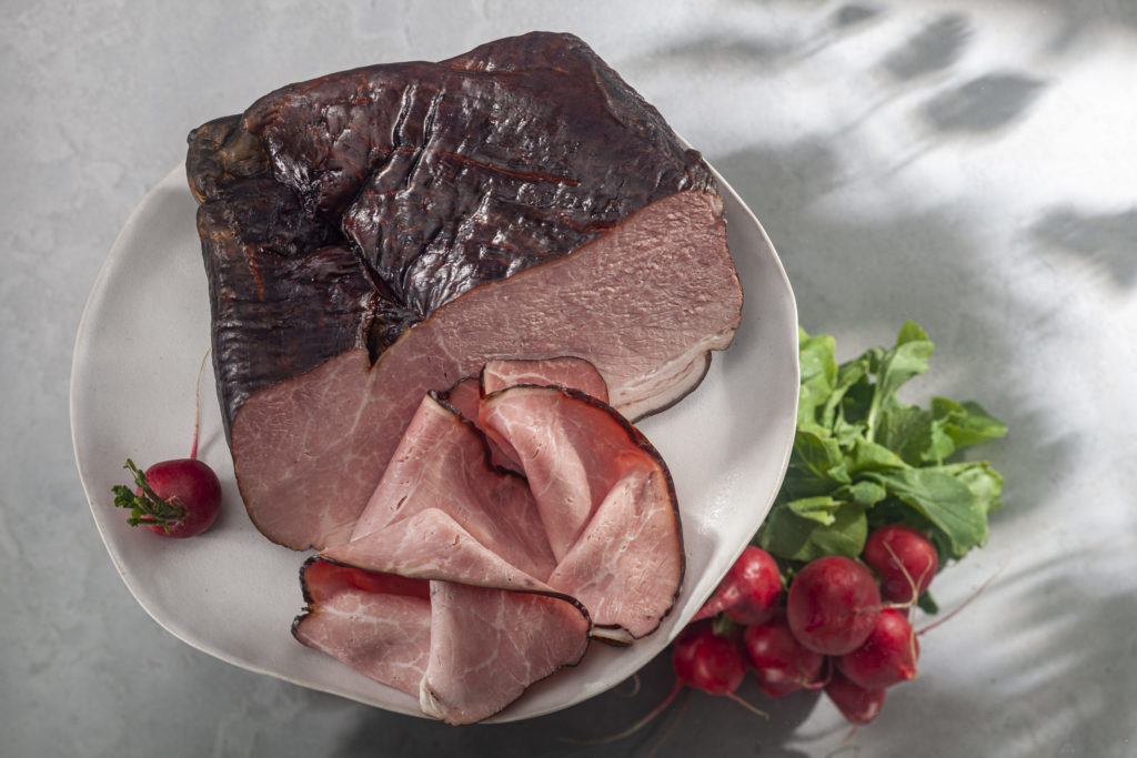 Schwarzgeräucherter Landrauchschinken aufgeschnitten