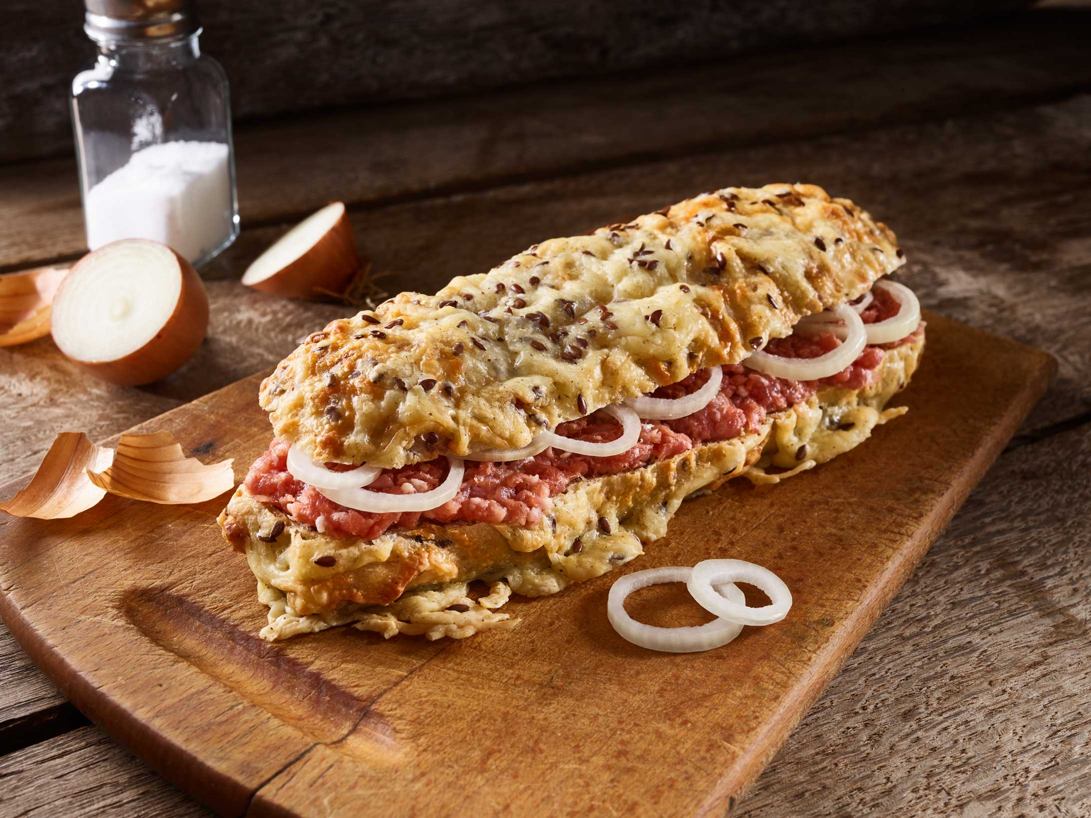 Brauhausstange mit Mett und Zwiebel